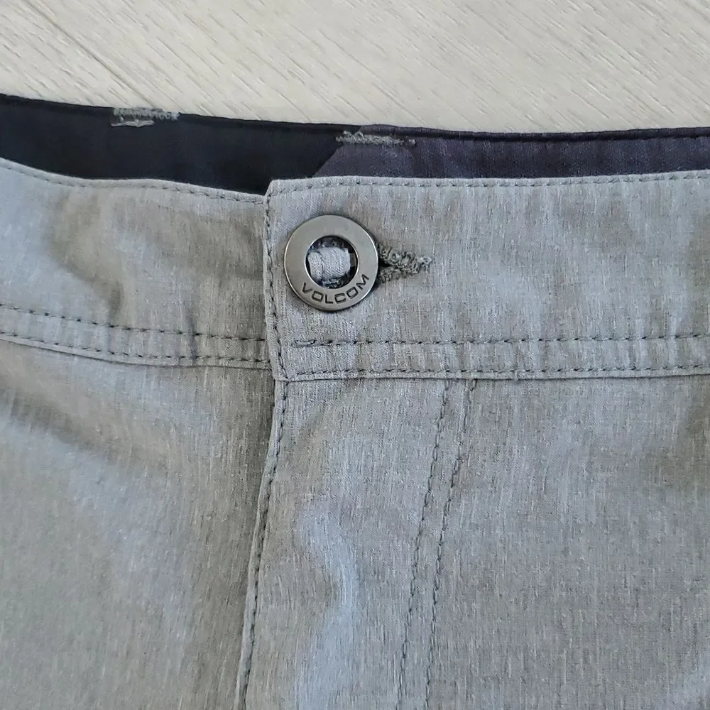 Volcom Mens Performance 10inch Grey Shorts, Size 40